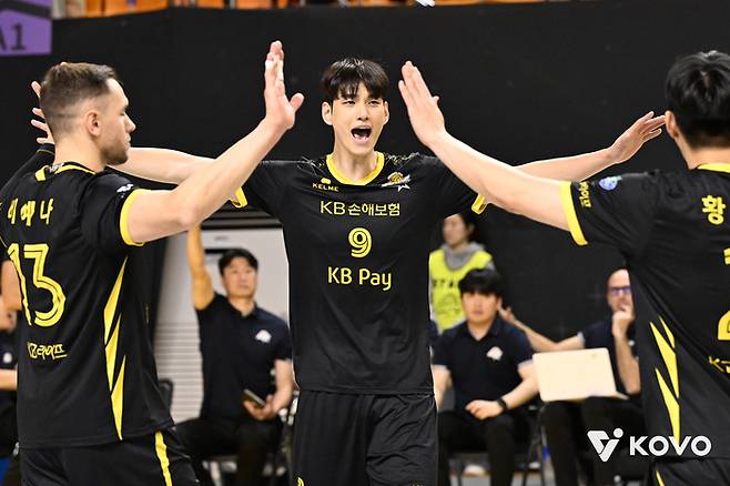 임성진(가운데). 사진 | 한국배구연맹