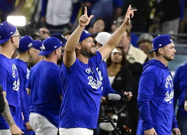 LA 다저스 커쇼가 1일(현지시간) 미국 캘리포니아주 LA에서 열린 2025 메이저리그(ML) 와일드카드 시리즈에서 신시내티를 8-4로 꺾은 뒤 기뻐하고 있다. 사진 | UPI