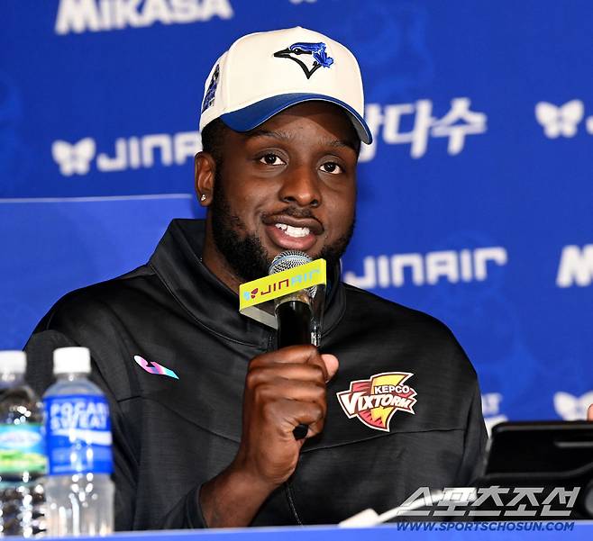 15일 리베라호텔에서 열린 V리그 남자부 미디어데이, 한국전력 베논이 인사말을 하고 있다. 허상욱 기자wook@sportschosun.com/2025.10.15/