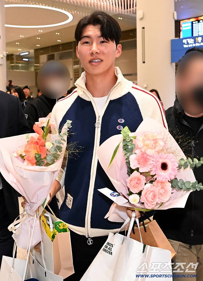 메이저리그 LA 다저스 김혜성이 6일 인천공항을 통해 귀국해 출국장을 빠져나가고 있다. 인천공항=허상욱 기자wook@sportschosun.com/2025.11.06/