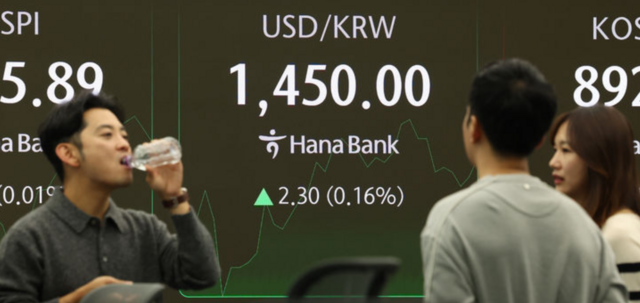 원·달러 환율이 1450원을 돌파하는 등 상승세가 지속되고 있다. 사진은 하나은행 딜링룸의 모습. /뉴시스