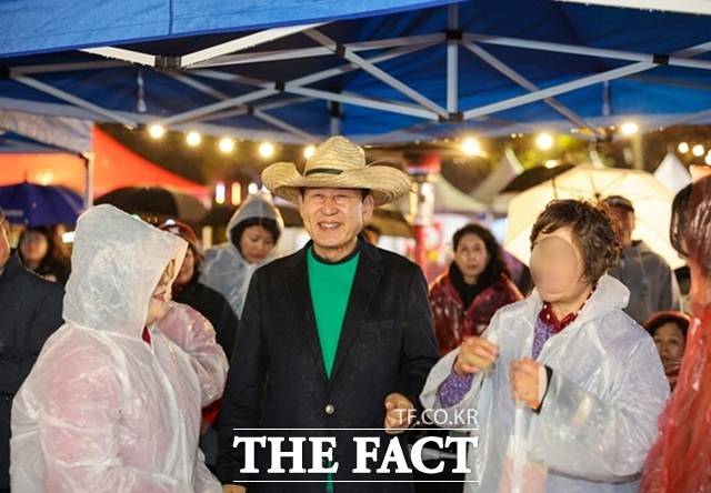 박희수 진도군수가 진도홍주 하이볼 페스타에 참석해 관광객과 대화를 나누고 있다./진도군
