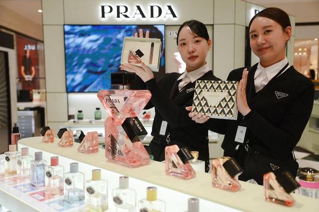 프라다 뷰티. 롯데백화점 부산본점 제공