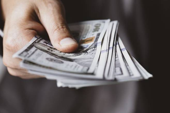 트럼프 미 대통령이 관세 수입을 이용해 전 국민에게 2000달러(약 290만원)씩 배당금을 지급하겠다고 밝히자 노벨경제학상 수상자인 폴 크루그먼 뉴욕시립대 교수가 이를 비난했다. 게티이미지