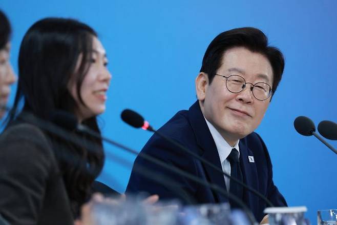 이재명 대통령이 지난 7일 대전 유성구 국립중앙과학관에서 열린 다시 과학기술인을 꿈꾸는 대한민국 국민보고회에서 참석자의 발언을 듣고 있다. ⓒ뉴시스