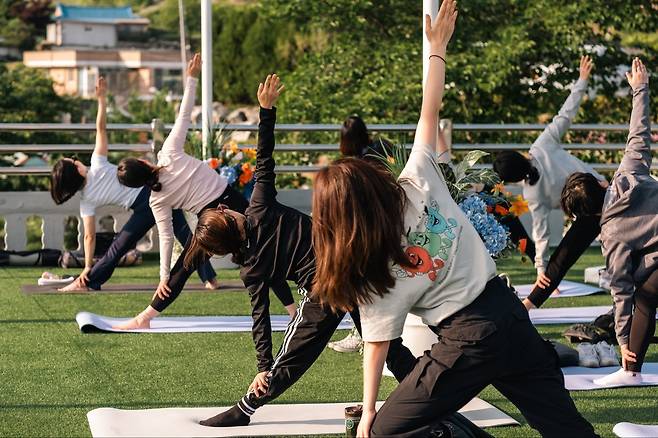 충남 아산 ‘DOGO온천’ 청년마을이 주최한 요가 프로그램에 참가한 청년들. 사진제공=최낙원 대표