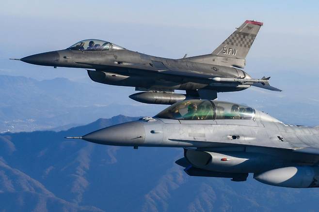 연합 편대비행 공중 지휘에 나선 진영승 합참의장과 존 대니얼 케인 미국 합참의장이 탑승한 KF-16, F-16이 3일 춘천 인근 상공을 비행하고 있다. (사진=합동참모본부 제공) 2025.11.03