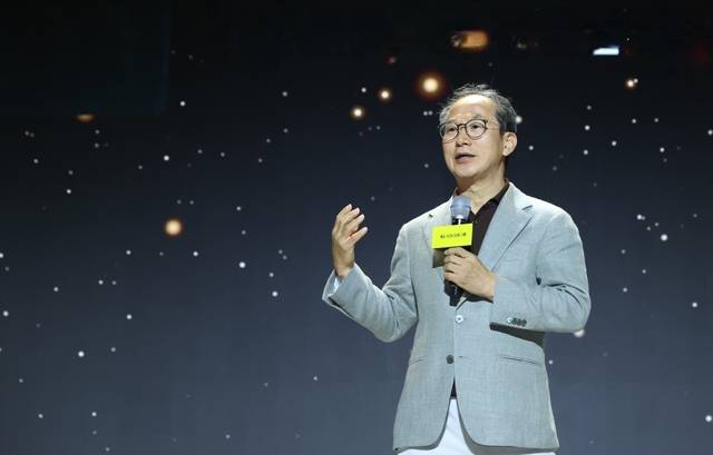 양종희 KB금융그룹 회장이 '2025년 하반기 그룹 경영진워크숍'에서 "사회 공헌 활동과 더불어 효율적인 자본의 배분을 통해 우리 사회가 성장할 수 있도록 기여해야 한다"고 발언하고 있다. [KB금융그룹 제공]