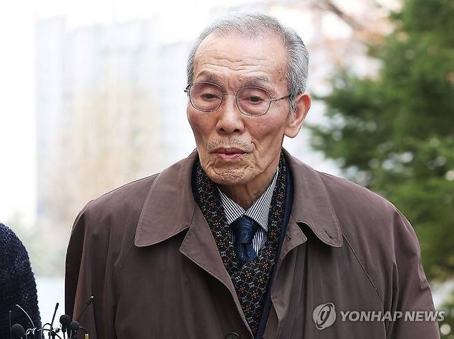 강제추행 혐의로 기소된 원로 배우 오영수씨가 지난 2024년 3월 경기도 성남시 수원지방법원 성남지원에서 열린 선고 공판에 출석하고 있다. /사진=연합뉴스