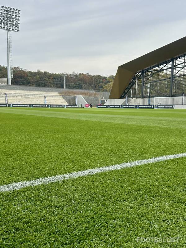 스타디움동 잔디구장. 김진혁 기자