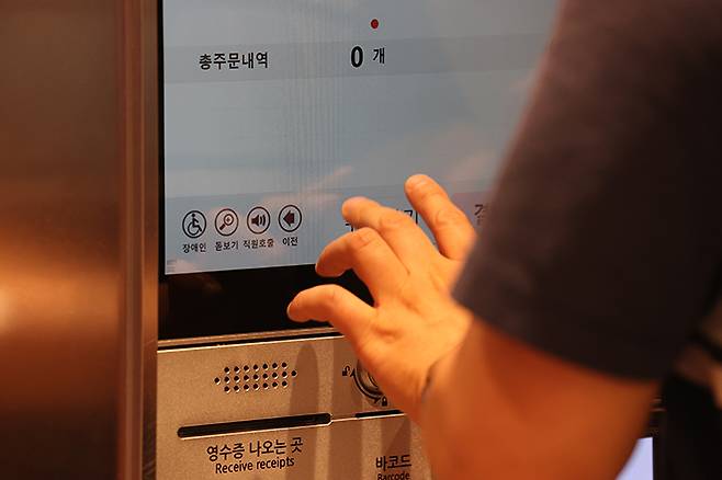 시각장애인들이 12일 서울의 한 패스트푸드점을 찾아 무인주문기(키오스크)에서 실제 주문을 해보는 '내돈내산 권리찾기 캠페인'을 하고 있다. 2022.7.12 (사진=저작권자(c) 연합뉴스, 무단 전재-재배포 금지)