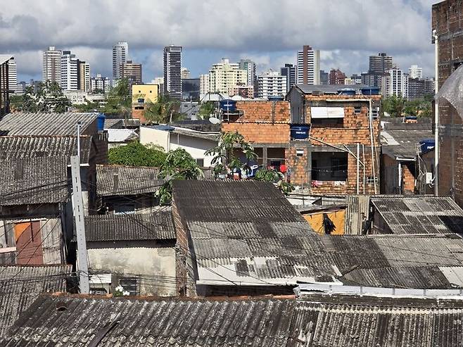 브라질 벨렝의 빈민촌인 ‘떼하 피르미’ 마을 너머로 높은 빌딩들이 우뚝 솟아 있다. 옥기원 기자
