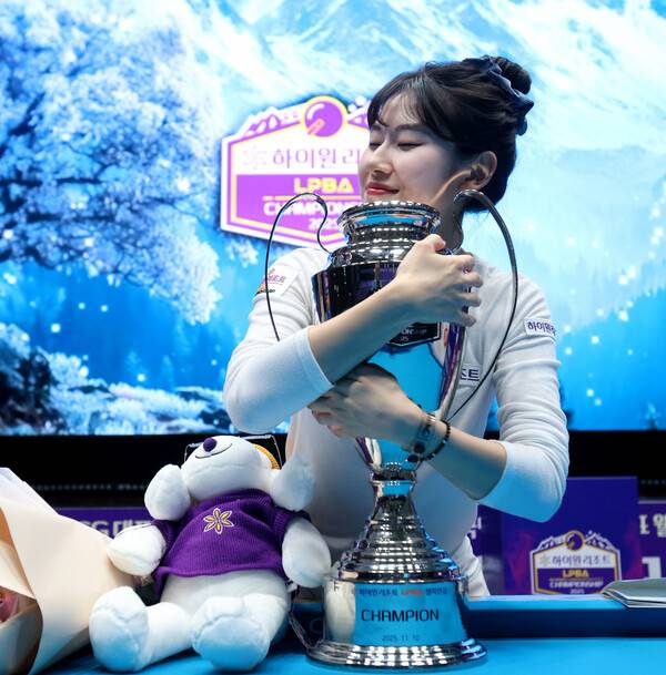 이미래가 10일 강원도 정선군 하이원리조트 그랜드호텔 컨벤션홀에 열린 여자당구 하이원리조트 챔피언십에서 우승한 뒤 기뻐하고 있다. PBA 제공