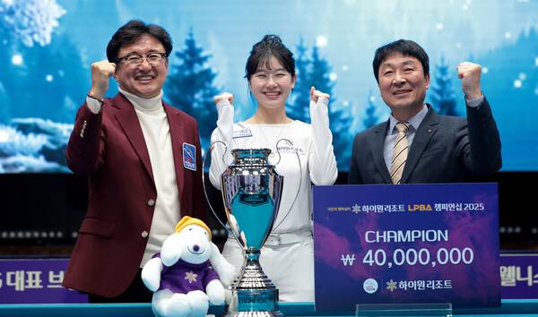 이미래가 10일 열린 여자당구 하이원리조트 챔피언십에서 우승한 뒤 안기태 강원랜드 ESG상생본부장 직무대행, 장상진 PBA 부총재와 함께 활짝 웃고 있다. PBA 제공