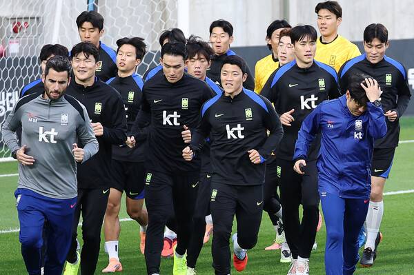 황희찬 등 축구대표팀 선수들이 11일 충남 천안 대한민국축구종합센터에서 훈련하고 있다. 연합뉴스