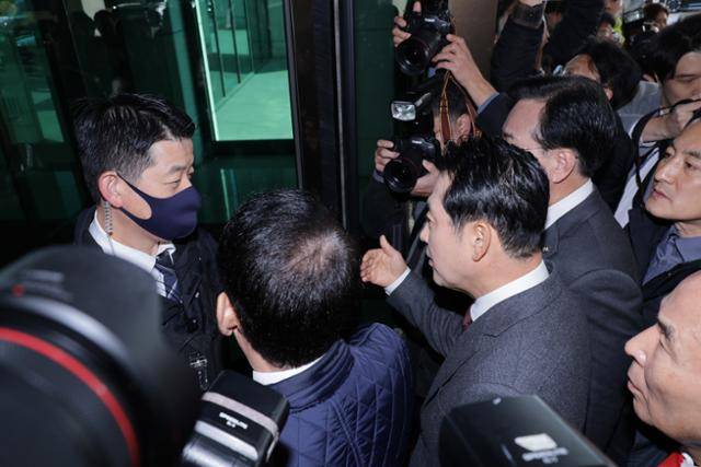 장동혁 국민의힘 대표와 송언석 원내대표가 11일 서울 서초구 대검찰청에서 긴급 현장 규탄대회를 마친 후 대검 청사 내부로 항의방문을 위해 방호직원과 대치하고 있다. 뉴스1