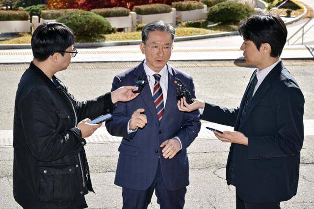 정성호(가운데) 법무부 장관이 10일 경기 정부과천청사 출입구에서 검찰의 '대장동 개발 비리 사건 항소 포기' 논란과 관련해 입장을 밝히고 있다. 하상윤 기자