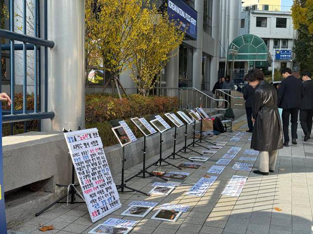 전국경찰직장협의회가 11일 서울 서대문구 경찰청 앞에서 '경찰을 노숙자로 만든 APEC 행사 사진전'을 열고 있다. 문지수 기자
