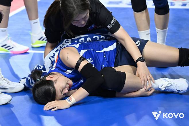김하경이 지난 7일 화성종합실내체육관에서 열린 흥국생명전에서 발목 부상을 당한 뒤 고통스러워하고 있다. 사진=KOVO