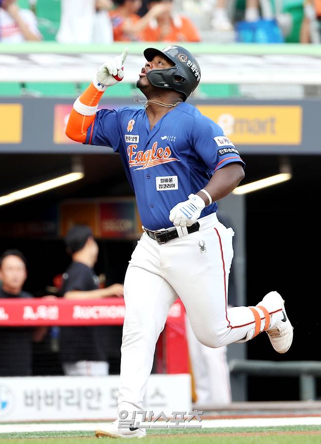 2024 KBO리그 프로야구 SSG 랜더스와 한화 이글스의 경기가 18일 오후 인천SSG랜더스필드에서 열렸다. 3회초 무사 페라자가 우월 솔로홈런을 치고 홈인하며 세리머니를 하고 있다. 인천=김민규 기자/2024.08.18/