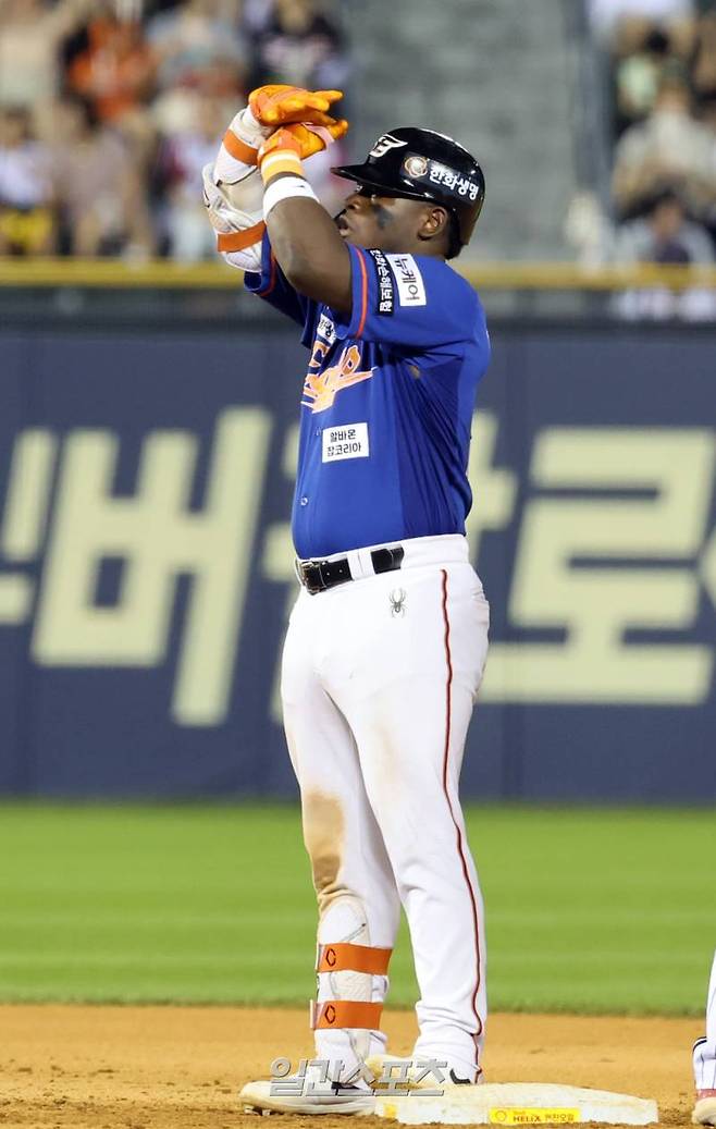 28일 오후 서울 잠실야구장에서 열린 프로야구 한화와 LG 경기. 한화 페라자가 8회 선두타자로 나와 우중간 2루타를 기록한 뒤 기뻐하고 있다. 잠실=정시종 기자 /2024.07.28.