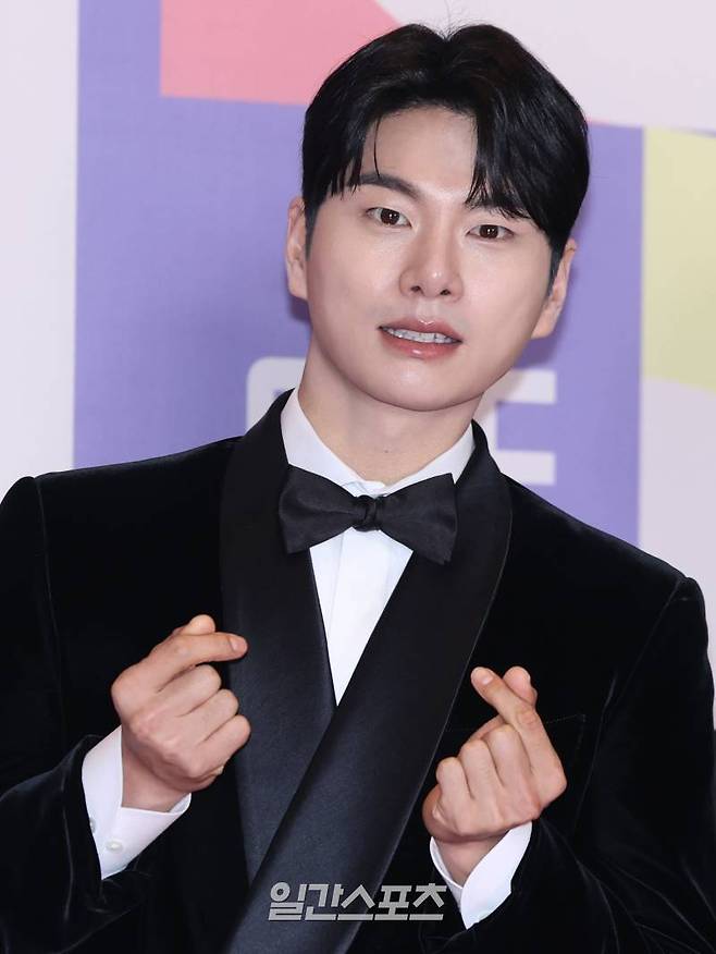 배우 이이경이 29일 오후 서울 마포구 상암 MBC에서 열린 '2023 MBC 방송연예대상' 레드카펫 행사에 참석해 포즈를 취하고 있다. '2023 MBC 방송연예대상'은 덱스, 전현무, 이세영의 진행으로 이뤄지며, 이날 오후 8시 30분 MBC에서 시청 가능하다. 서병수 기자 qudtn@edaily.co.kr /2023.12.29/
