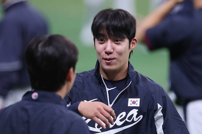 <yonhap photo-6017="">K-베이스볼 시리즈 한국과 체코의 국가대표 평가전을 하루 앞둔 7일 서울 고척스카이돔에서 한국 대표팀 원태인이 훈련하고 있다. 2025.11.7 [연합뉴스]</yonhap>