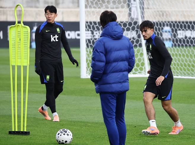 <yonhap photo-3840=""> 훈련하는 옌스-손흥민 (천안=연합뉴스) 윤동진 기자 = 축구대표팀 옌스 카스트로프와 손흥민이 11일 충남 천안 대한민국축구종합센터에서 진행된 오픈 트레이닝에서 집중하고 있다. 2025.11.11 mon@yna.co.kr/2025-11-11 17:00:42/ <저작권자 ⓒ 1980-2025 ㈜연합뉴스. 무단 전재 재배포 금지, AI 학습 및 활용 금지></yonhap>