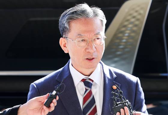 정성호 법무부 장관이 지난 10일 정부과천청사 법무부로 출근하며 검찰의 ‘대장동 항소 포기’ 결정과 관련한 입장을 밝히고 있다. 우상조 기자