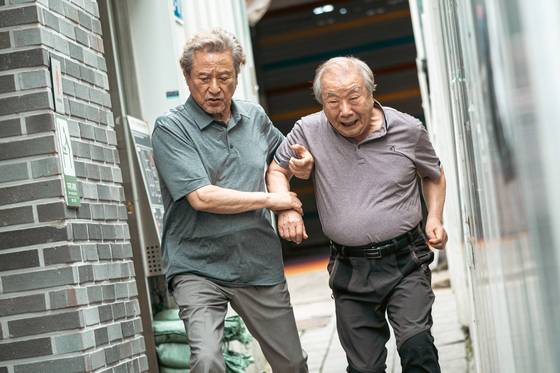 영화 '사람과 고기'에서 무전취식을 한 뒤 도망치는 형준(박근형, 왼쪽)과 우식(장용). 사진 트리플픽쳐스