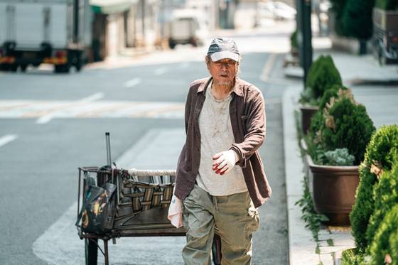 영화 '사람과 고기'의 주인공 형준(박근형)은 폐지를 주워 팔아 근근이 생계를 유지한다. 사진 트리플픽쳐스