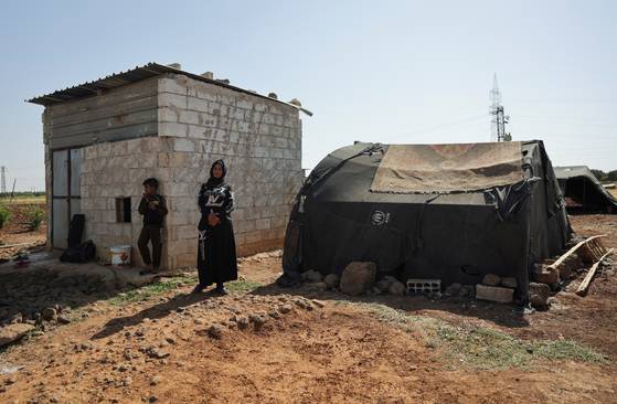 지난 8월 8일(현지시간) 시리아 스웨이다 지방에서 종파 간 전투를 피해 다라 지녁으로 도망친 난민. 로이터=연합뉴스