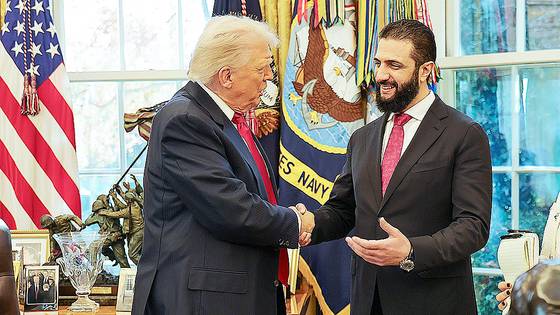 도널드 트럼프 미국 대통령(왼쪽)이 지난 10일(현지시간) 워싱턴 백악관에서 아메드 알샤라 시리아 임시 대통령과 악수하고 있다. AP=연합뉴스