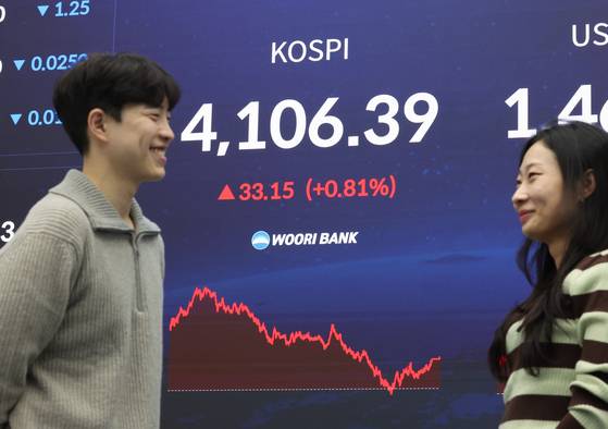코스피가 33.15p(0.81%) 오른 4,106.39에 거래를 마친 11일 서울 중구 우리은행 본점 딜링룸에서딜러들이 대화하고 있다. 연합뉴스