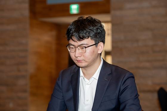 2025 삼성화재배에서 대회 3연패에 도전 중인 중국의 강호 딩하오 9단. 11일 열린 16강전에서 한국의 이지현 9단을 꺾고 8강에 진출했다. 사진 한국기원