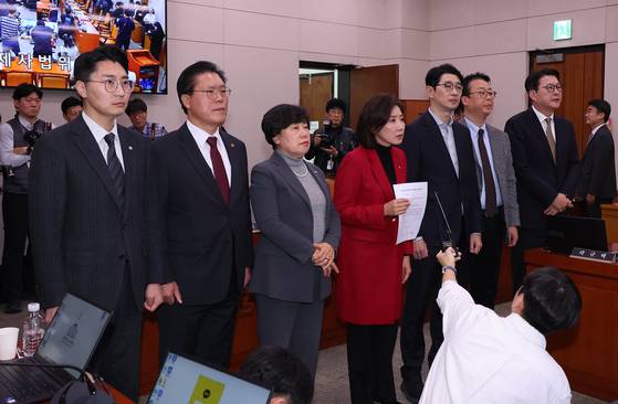 나경원 의원 등 국민의힘 법제사법위원회 위원들이 11일 오후 국회 법제사법위원회 전체회의장에서 이날 열린 전체회의에 대한 입장을 밝히고 있다. 임현동 기자