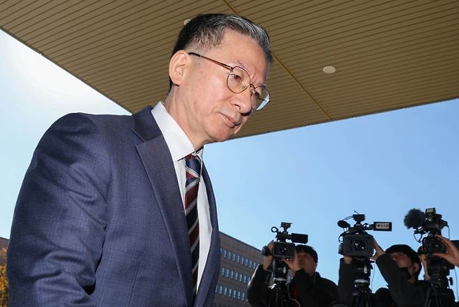 ▲ 정성호 법무부 장관이 10일 오전 정부과천청사 법무부로 출근하며 검찰의 '대장동 항소 포기' 결정과 관련한 입장을 밝힌 뒤 청사로 들어서고 있다 [연합뉴스]&nbsp;