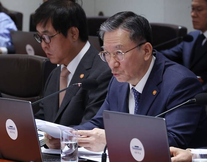 ▲ 정성호 법무부 장관이 11일 용산 대통령실에서 열린 국무회의에서 혐오 발언에 대한 대응 방안 관련 부처 보고를 하고 있다 [연합뉴스]&nbsp;