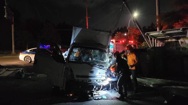 어제(10일) 새벽 2시 10분쯤 제주시 오라2동의 한 도로에서 발생한 사고 (화면제공 : 제주도소방안전본부)