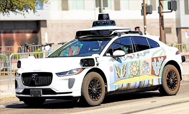 재규어 전기차를 활용한 웨이모 자율주행차가 올해 9월 미국 애리조나주 피닉스 시내에서 운행하는 모습.   AFP연합뉴스
