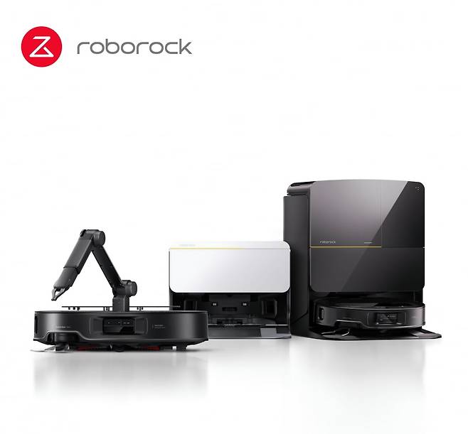 로보락 플래그십 로봇청소기 'S9 맥스V' 시리즈(오른쪽)와 '사로스 Z70'. 사진=로보락