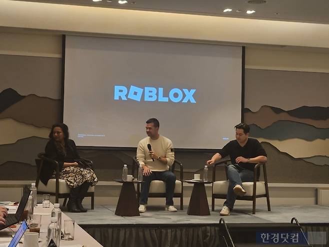 왼쪽부터 파프리 데브 로블록스 APAC 지역 커뮤니케이션 헤드, 제렛 웨스트 로블록스 글로벌 CMO,  리차드 채 로블록스코리아 대표가 11일  서울 강남구 신사동 안다즈 호텔에서 파이어사이드 챗을 열고 로블록스와 관련된 한국 게임 시장에 대해 설명하고 있다. 사진=박수빈 기자