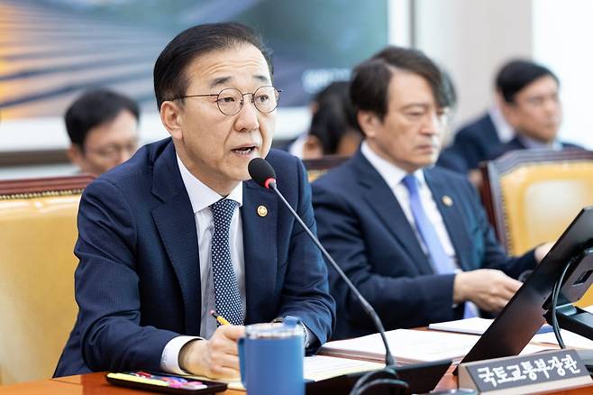 김윤덕 국토교통부 장관이 11일 서울 여의도 국회에서 열린 제429회국회(정기회) 국토교통위원회 제5차 전체회의에 출석해 의원 질의에 답변하고 있다. / 사진=뉴스1
