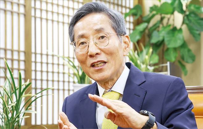 윤종규 전 KB금융 회장(현 고문)이 11일 서울 새문안로 집무실에서 한 한국경제신문과의 인터뷰에서 “부동산 문제는 현직에 있을 때부터 가장 마음에 걸렸던 숙제였다”며 “청년의 미래와 주거 안정을 위해 세제와 금융 구조를 함께 손봐야 한다”고 강조했다.  문경덕 기자