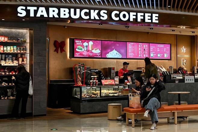 지난 4일 중국 상하이 징안구의 스타벅스 커피숍 모습. AFP연합뉴스
