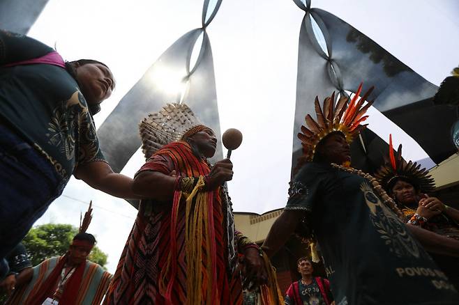 현지 원주민도 참석 원주민들이 기후변화협약 당사국총회(COP30)가 개막한 10일(현지시간) 브라질 벨렝의 원주민 캠프에 도착하고 있다. 로이터연합뉴스