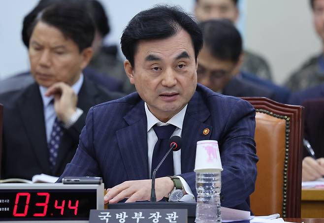 Minister of National Defense Ahn Gyu-back answers questions from lawmakers during a meeting held at the National Assembly in western Seoul on Nov. 5. [LIM HYUN-DONG]