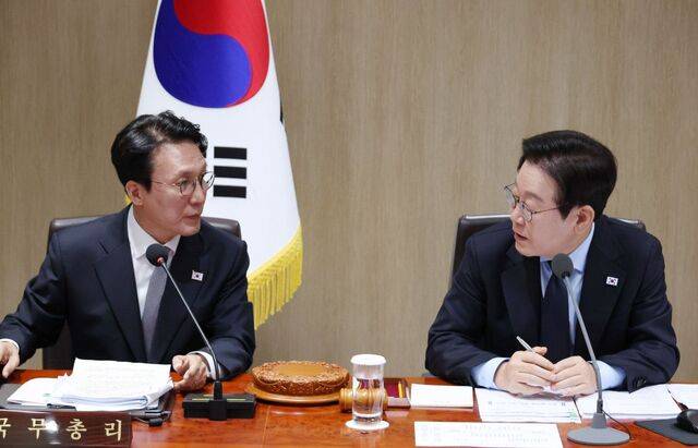 이재명 대통령과 김민석 국무총리가 11일 용산 대통령실에서 열린 국무회의에서 대화를 나누고 있다. 김 총리는 12·3 비상계엄에 가담·협조한 공직자들을 추려내 인사 조치를 하기 위한 ‘헌법존중 정부혁신 태스크포스(TF)’ 설치를 제안했고, 이 대통령은 즉각 수용했다. 연합뉴스