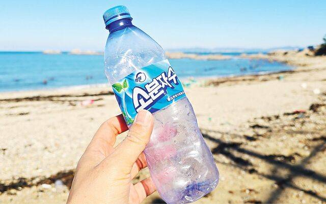 인천 백령도 해안가에서 발견된 북한 ‘소분자수’ 페트병. 소분자수는 북한이 ‘건강수’라며 홍보한 자체 개발품이다. 서해에서 북한 쓰레기를 줍는 강동완 동아대 교수는 지난 3일 소분자수 페트병 300개를 발견했다고 11일 밝혔다.  강 교수 제공