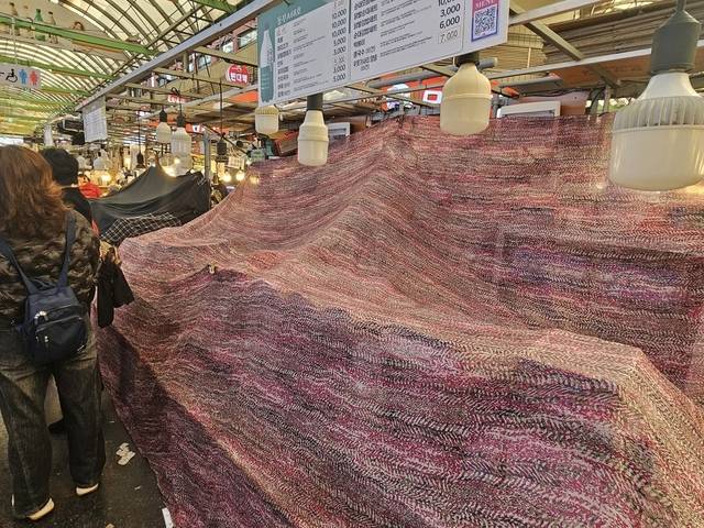 한 유튜버의 폭로로 고객에게 '바가지 요금'을 씌운 서울 광장시장 노점이 전날부터 오는 19일까지 열흘 간 영업정지 처분을 받았다. 연합뉴스